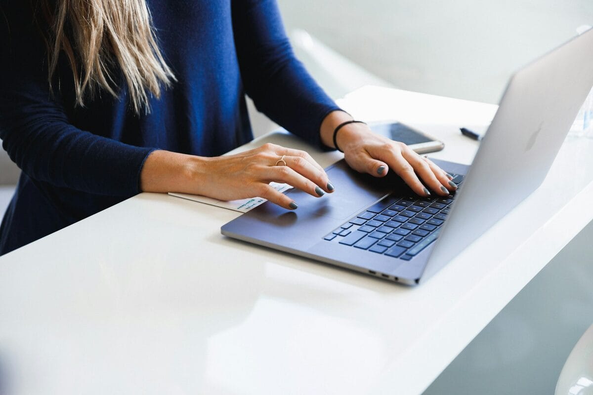 Applying Microsoft 365 security best practices on a laptop